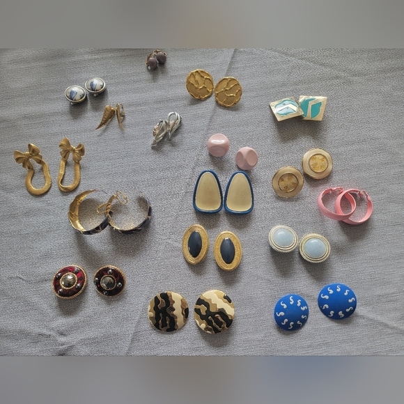 Vintage clip on earring lot of 15 Plus 1 regular earring set - Picture 2 of 8